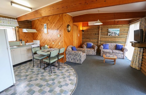 Lakes Entrance Apartment | Lazy Acre Log Cabins