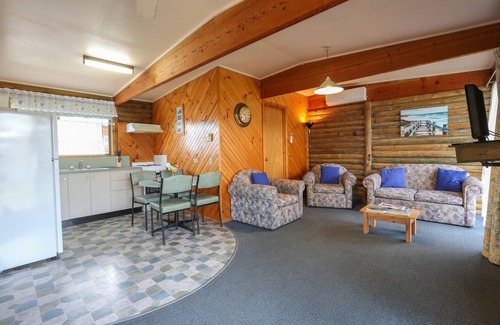 Lakes Entrance Apartment | Lazy Acre Log Cabins