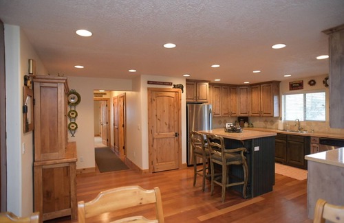 Sweetwater House | Lazy Bear Getaway - 6 Bedrooms, 3 Baths, Sleeps 30, Includes Ideal Beach Access