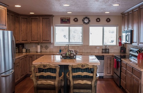 Sweetwater House | Lazy Bear Getaway - 6 Bedrooms, 3 Baths, Sleeps 30, Includes Ideal Beach Access