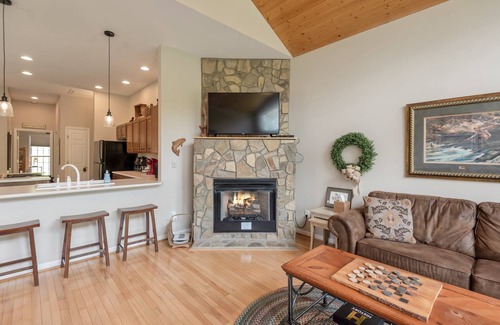 Fleetwood Cottage | Lazy Days on the New River | Waterfront Cabin | Close to Downtown