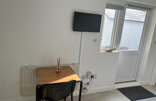 Becontree Apartment | Ldn Studio-Free Parking-15 min to Elizabeth Line
