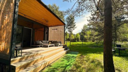 Rakow House | LEŚNY LUZ domek całoroczny w lesie nad jeziorem, duży taras, basen, boisko do siatkówki, kino plenerowe, ognisko i grill
