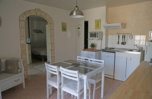 Noves Apartment | Le Beaulieu L 'OLIVIER Studio in villa with swimming pool