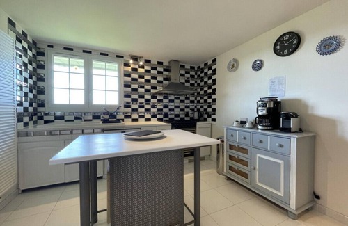 Estialescq Apartment | Le Belvue, a relaxing stay with a view of the Pyrenees mountain range