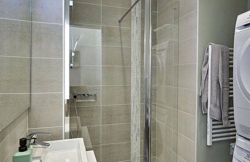 Quartier des Eaux-Claires Apartment | Le bercail 🐣| 4 Bedrooms #DJ