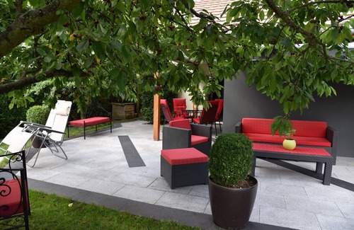 Kaysersberg House | Le Cerisier: superb comfortable property with air-conditioned rooms and garden.