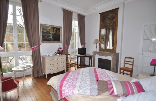 Bures-sur-Yvette Bed & Breakfast | Le Château de la Vierge