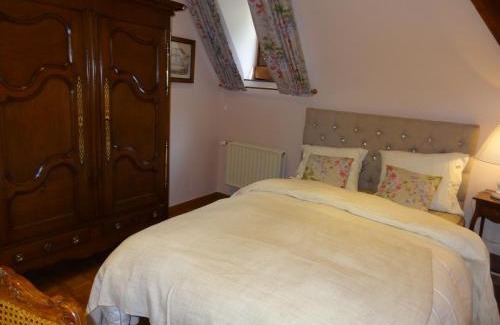 Montigny-le-Tilleul Bed & Breakfast | Le chateau des eglantines