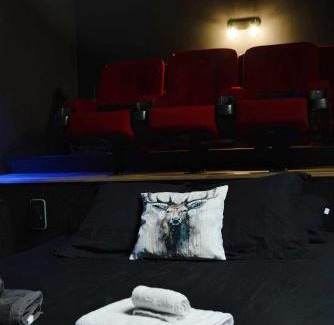 Lathuile Apartment | LE COCON l'unique expérience Cinéma room de la Grange Savoyarde 1km du Lac d'Annecy