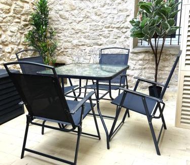 Quartier Administrations Apartment | Le COSY NÎMOIS, charme et terrasse au cœur de Nîmes