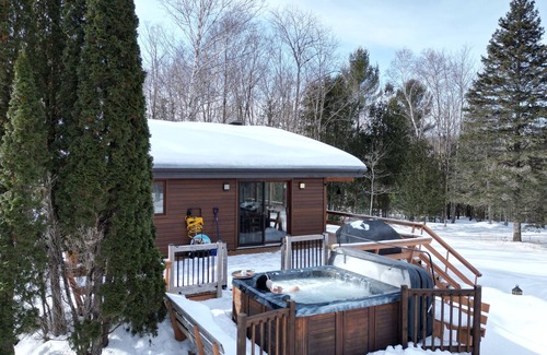 Chertsey House | Le Coyote - 5 acre private forest 3 bedrooms CITQ 320122