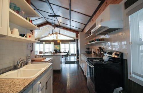 Saint-Andre-Avellin Ski Chalet | Le Duc on the Lake - Cozy waterfront Cottage