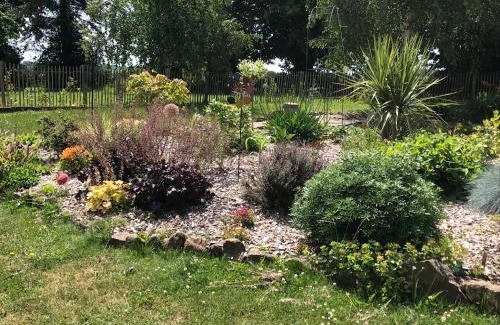 Savigny-le-Vieux Bed & Breakfast | Le jardin des fées