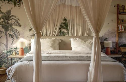 Yenne Tode Other | Le Lodge des papillons - Case Union