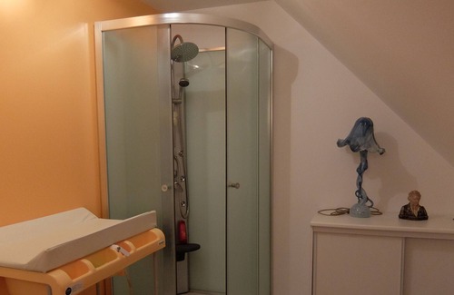 Ruaudin House | LE MANS, ROOM FOR RENT WITH BATHROOM, 10 mins from the circuit, on RUAUDIN