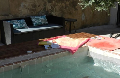 Maubec Apartment | Le Maset des Aires avec vue sur le Luberon et son jacuzzi extérieur disponible de juin à mi-septembre