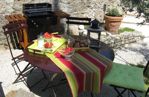 Maubec Apartment | Le Maset des Aires avec vue sur le Luberon et son jacuzzi extérieur disponible de juin à mi-septembre