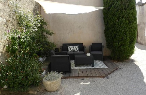 Maubec Apartment | Le Maset des Aires avec vue sur le Luberon et son jacuzzi extérieur disponible de juin à mi-septembre