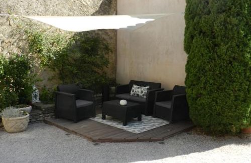 Maubec Apartment | Le Maset des Aires avec vue sur le Luberon et son jacuzzi extérieur disponible de juin à mi-septembre