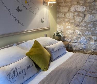 La Tour-Blanche-Cercles Bed & Breakfast | Le Patio Chambres et Tables d'Hôtes