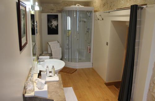 La Tour-Blanche-Cercles Bed & Breakfast | Le Patio Chambres et Tables d'Hôtes