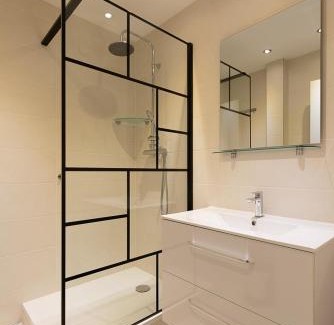 Devant-les-Ponts Apartment | Le petit Barclay - Appartement privé de 45 m2 - 2 a 4 personnes - Parking gratuit