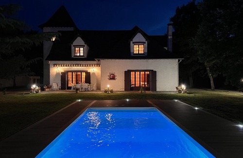 Saint-Hilaire-de-Court Villa | Le Poirier au Roi, villa with swimming pool, jacuzzi and pond