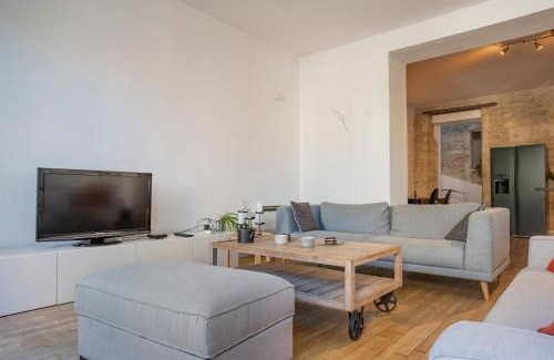 Faubourg Apartment | Le Saint Baudile 80sqm parking AC church view