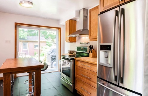 Pointe-Saint-Charles House | Le Tierra - Private Parking & Huge Backyard