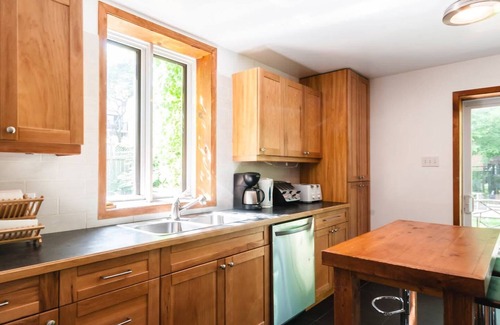 Pointe-Saint-Charles House | Le Tierra - Private Parking & Huge Backyard