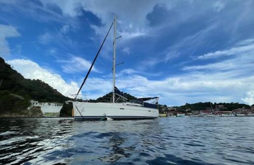 Les-Saintes Boat Rental | Le Voilier dans la baie des Saintes