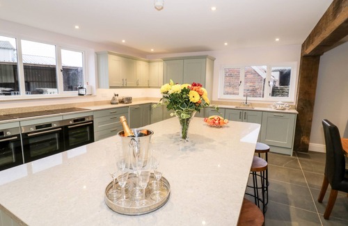 Clows Top Cottage | LEA FARM HOUSE, family friendly, with hot tub in Cleobury Mortimer