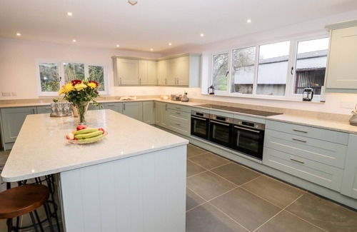 Clows Top Cottage | LEA FARM HOUSE, family friendly, with hot tub in Cleobury Mortimer
