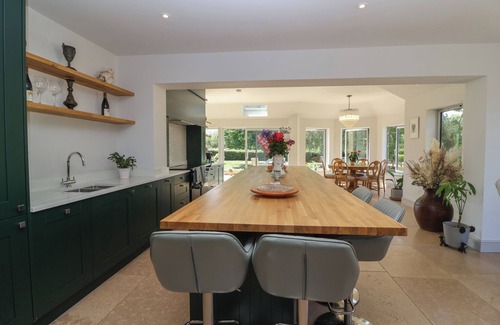 Great Witcombe Cottage | LEAFIELD COTTAGE, pet friendly, with a garden in Brockworth