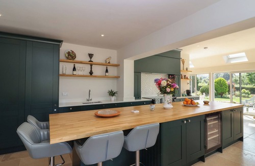 Great Witcombe Cottage | LEAFIELD COTTAGE, pet friendly, with a garden in Brockworth