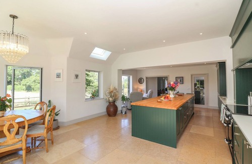 Great Witcombe Cottage | LEAFIELD COTTAGE, pet friendly, with a garden in Brockworth