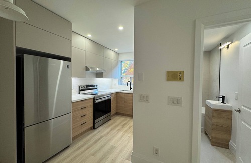 East York Apartment | Leaside 2BR with parking and laundry, family and pet friendly neighbourhood