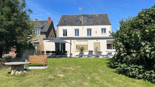 Portbail House | leBel endroit 145m2 , terrain et terrasse de 350m2 au coeur des commerces ,à proximité de la mer et tous services inclus