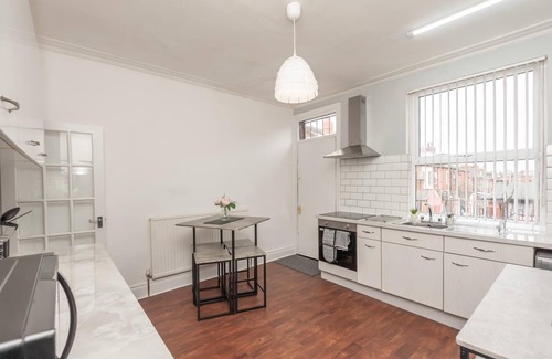 Harehills House | Leeds 4-bed House - Sleeps 9, Free Parking & Wifi