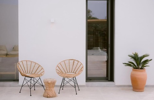 Foinikounta Villa | Lemon Hill Villa/Landmark Hosting