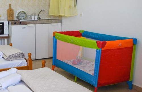 Foinikounta Apartment | Lemon studio with garden close to the beach