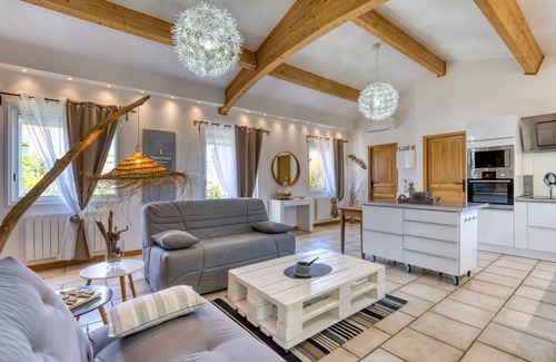 Poussan Apartment | 'Les bois flottés' with Private Terrace, Wi-Fi and Air Conditioning