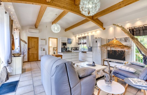 Poussan Apartment | 'Les bois flottés' with Private Terrace, Wi-Fi and Air Conditioning