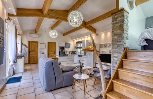 Poussan Apartment | 'Les bois flottés' with Private Terrace, Wi-Fi and Air Conditioning