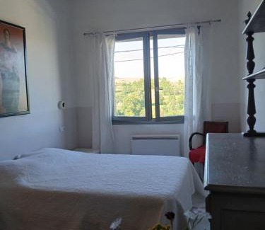 Eyne House | les deux clochers ,chambre d hotes