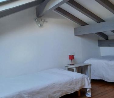 Eyne House | les deux clochers ,chambre d hotes