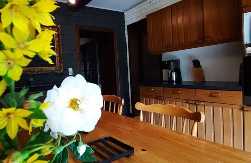 Nisramont Cottage | Les Grands Chais-Gîte-Oversized-Ensuite-Countrysid