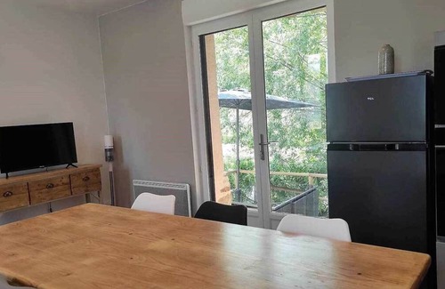 Jars House | Les Plançons, riverside terrace near Sancerre vineyards