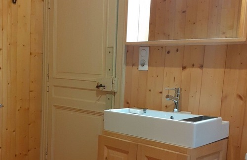 Ainay-le-Chateau House | Les Remparts